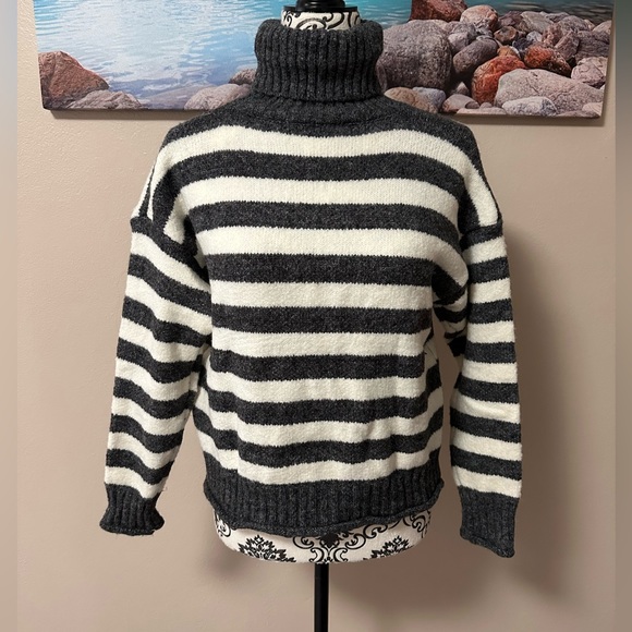 JUST COZY Sweater B&W Striped XS/S - Picture 3 of 7
